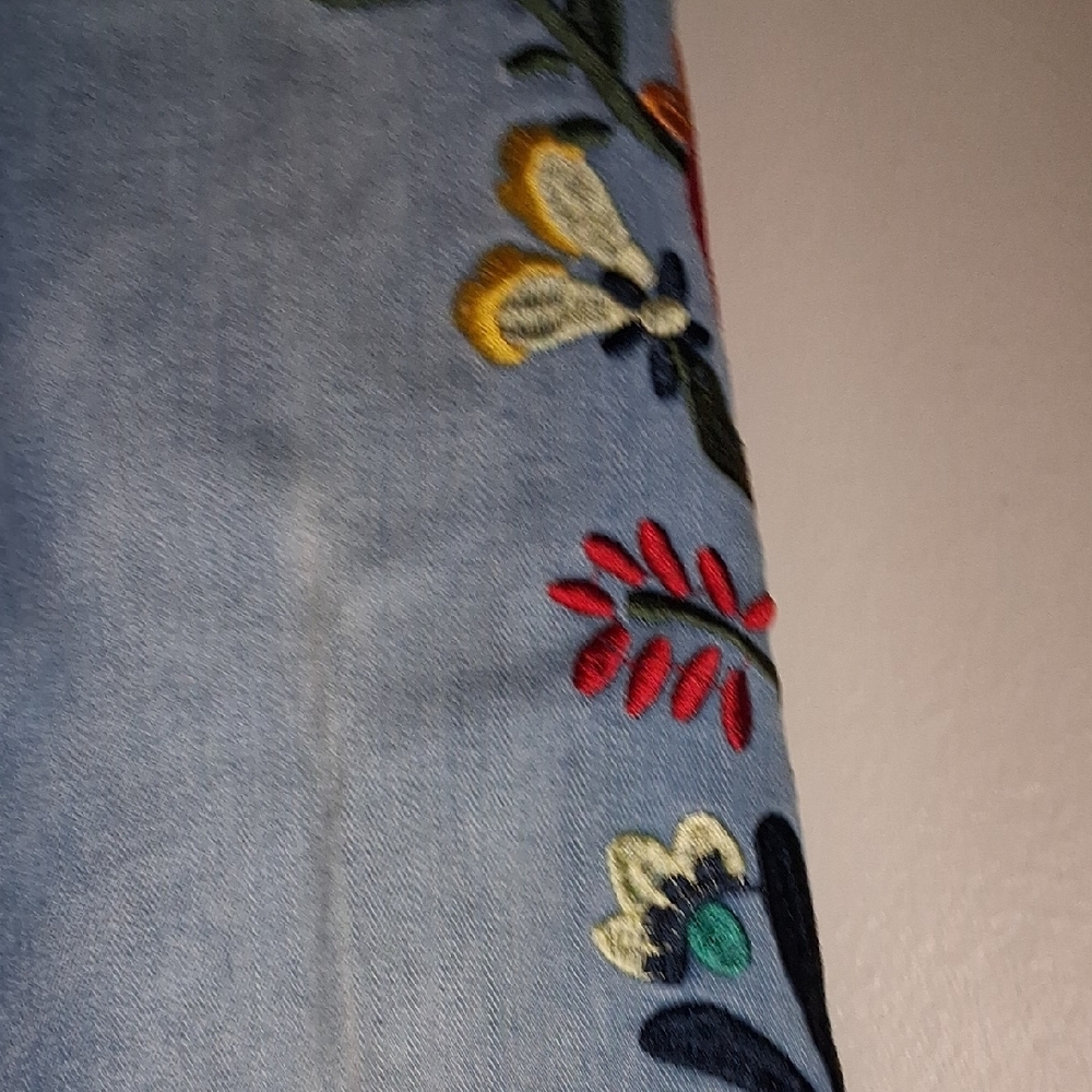 Embroidered Light Denim Caprus, Size 6 Petite - Picture 7 of 11